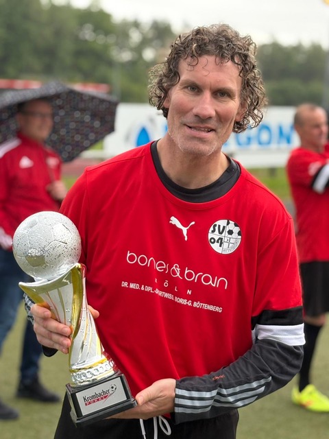 Sportmedizin: Dr. Böttenberg mit Pokal